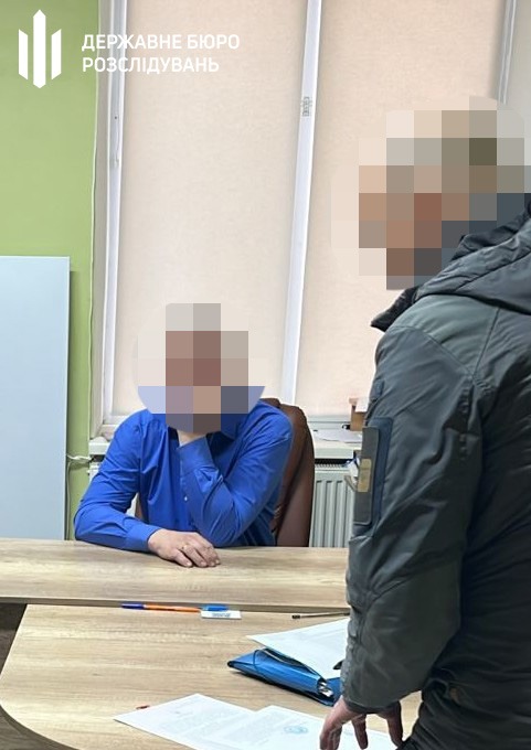 За гроші міняли водійські посвідчення без присутності власників: ДБР викрило схему у сервісному центрі на Херсонщині