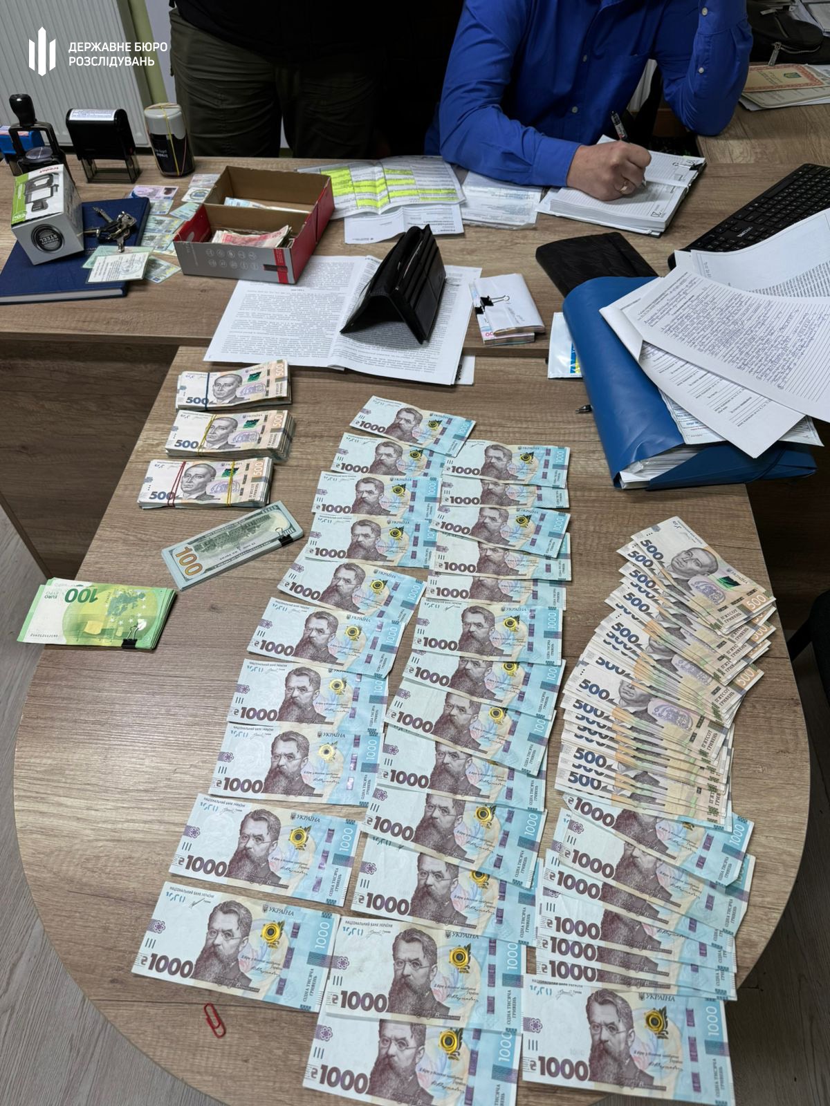 За гроші міняли водійські посвідчення без присутності власників: ДБР викрило схему у сервісному центрі на Херсонщині