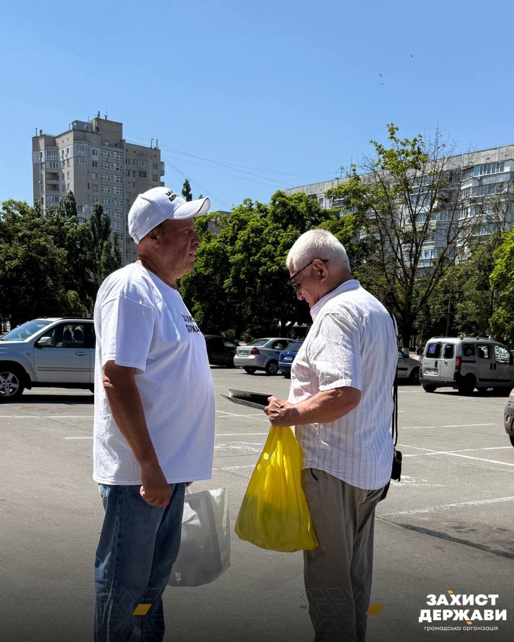 «Конституція — це про кожного»: у Херсоні провели вуличне опитування до Дня Конституції України