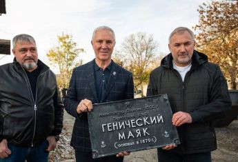 Табличку з Генічеського маяка показали і знову кудись діли