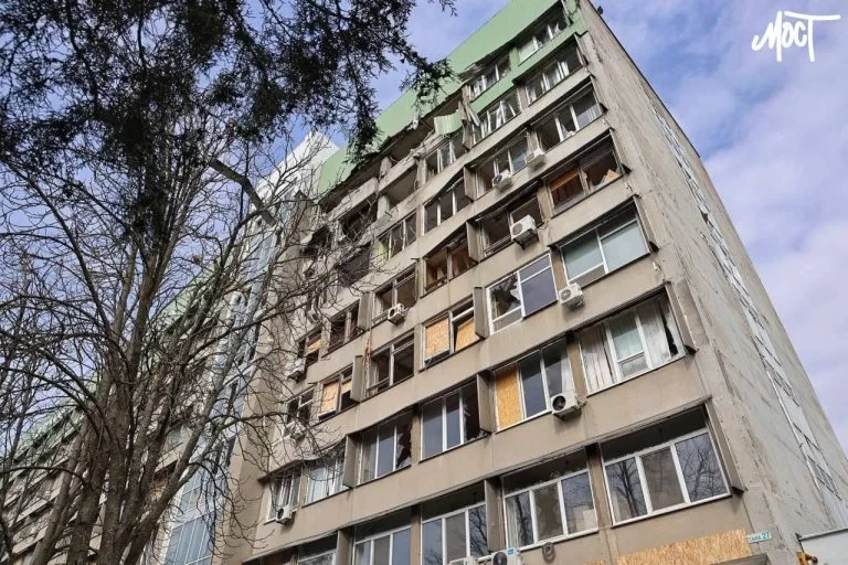 Через удар російського дрона згоріли приміщення гуртожитку ХДУ