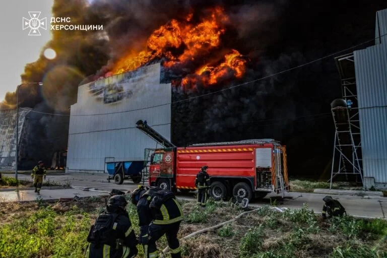 На Херсонщині росіяни ударили авіацією по території птахофабрики
