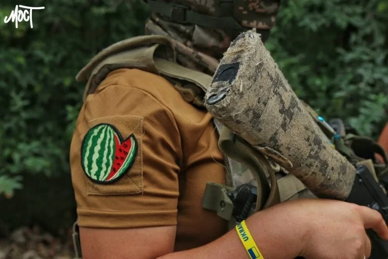 ЗСУ уразили техніку росіян на лівобережжі Херсонщини (відео)