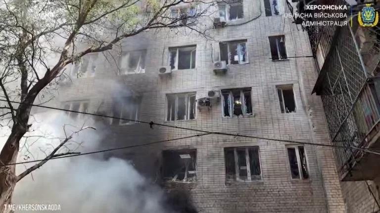 У Херсоні збільшується кількість поранених через обстріл адмінбудівлі: серед них працівник ХМР