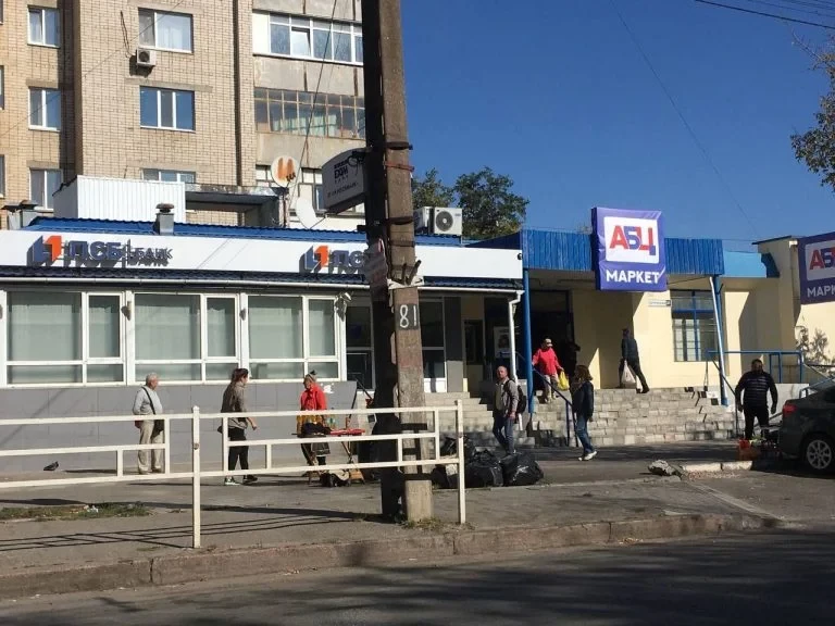 Під час окупації Херсона захоплення українських торгових мереж відбувалося “по дзвінку з Криму”