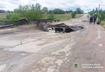 Падіння автомобіля з моста в Миколаївській області: в авто було четверо дітей та двоє дорослих