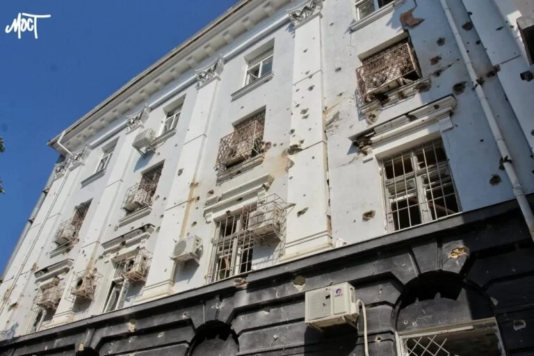 Херсоні через обстріли РФ згорів корпус морської академії (відео)