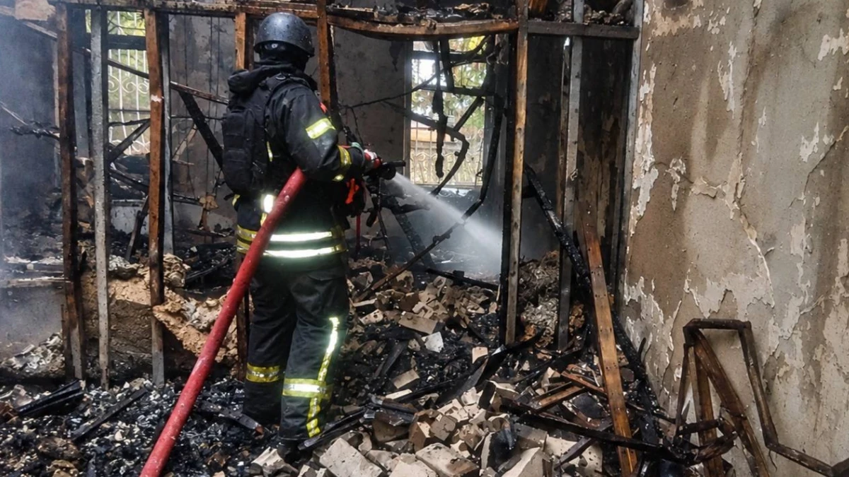 У Херсоні внаслідок обстрілу загорівся житловий будинок. ФОТО