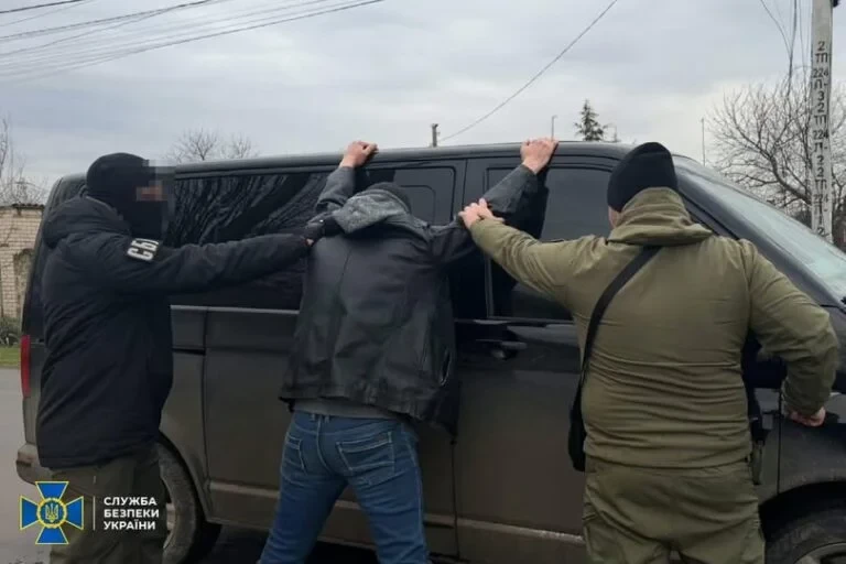 СБУ затримала у Херсоні агітатора окупантів, який 4 роки переховувався у підвалі