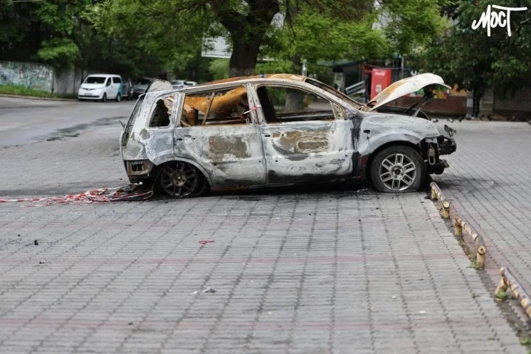 У Корабельному районі російський дрон атакував автівку: постраждали двоє людей