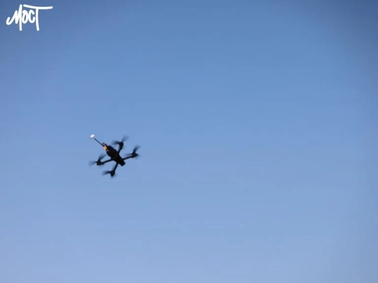 Пощастило вижити. Військовий проаналізував відео удару російського FPV-дрона по продавцю овочів у Херсоні
