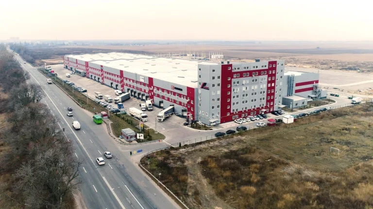 Під Києвом росіяни знищили склад херсонських бізнесменів, чия родина фігурує у міжнародному кримінальному скандалі