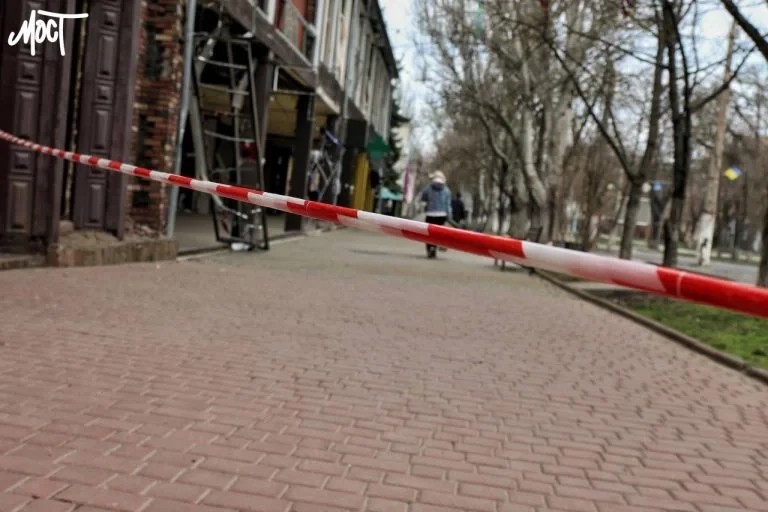 Через обстріл Центрального району Херсона поранено чотирьох людей