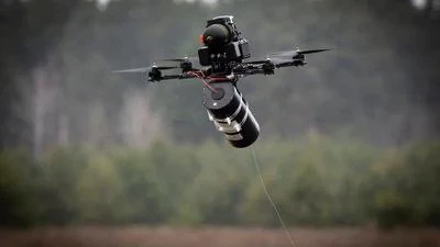 У Херсоні дрон на оптоволокні вдарив по цивільній автівці (фото)