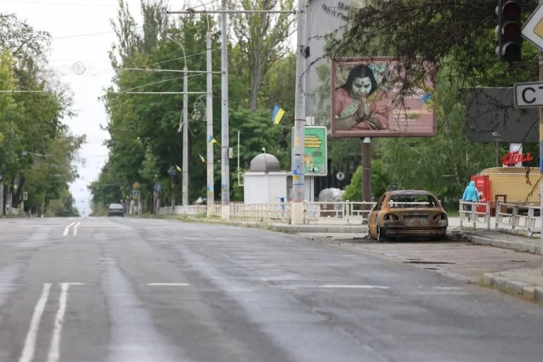 У середмісті Херсона росіяни атакували маршрутку з безпілотника