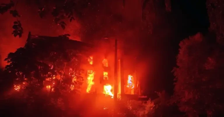 У Херсоні через артилерійський обстріл загорівся приватний будинок