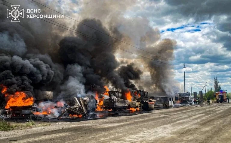 На Бериславщині через атаку російського безпілотника згоріла дорожня техніка та бензовоз (фото)