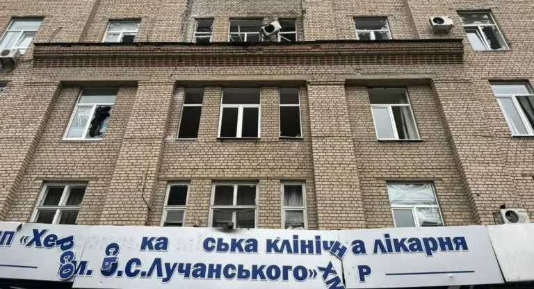 Росіяни вчергове атакували безпілотником лікарню у Херсоні