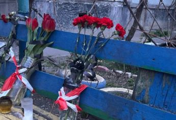 У мікрорайоні "Шуменський" в Херсоні до місця удару російських військ принесли квіти