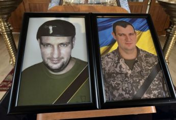 "Любив Україну, свою дружину та синочка": у Херсоні попрощались з воїном Володимиром Колотілом