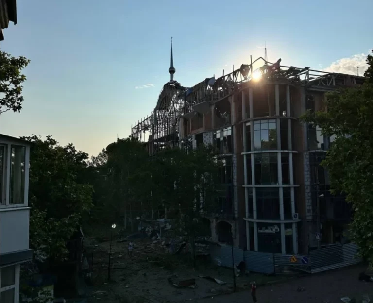 Росіяни показали момент удару КАБами по будівлі ТРЦ Суворовський у Херсоні (відео)