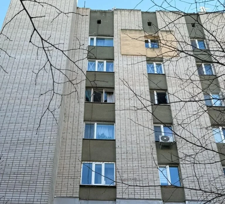 Росіяни атакували “Молнією” багатоповерхівку у Херсоні (фото)
