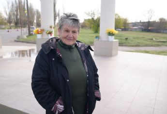 Жест вдячності: родина херсонців щодня приносить квіти до стели на в’їзді в місто