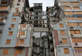 Херсонці повертаються в мікрорайон Корабел, де нема світла, газу і води: готують їжу у дворах, у районі є діти