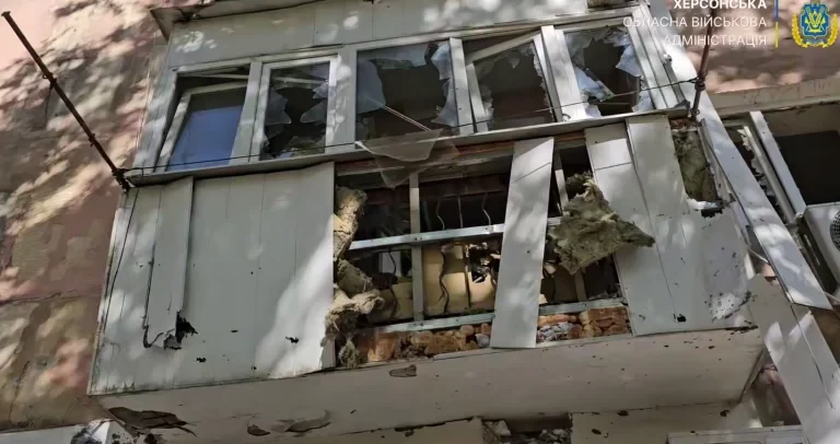 У Херсоні після нічних ударів РФ палає багатоповерхівка (відео)