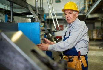 З пенсій почнуть списувати до 50% суми: кого з українців покарають гривнею