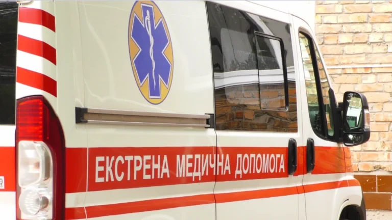 У Херсоні через удар російського FPV-дрона згоріла “швидка”