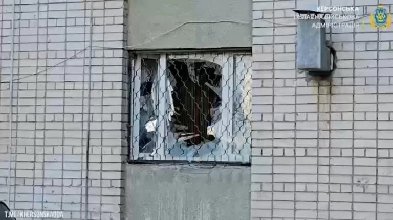 Армія РФ атакувала гуртожиток у Херсоні (відео)