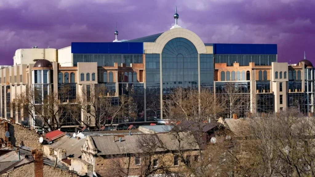 Від Сальдо до авіабомб: Історія скандального ТРЦ у Херсоні, атакованого росіянами