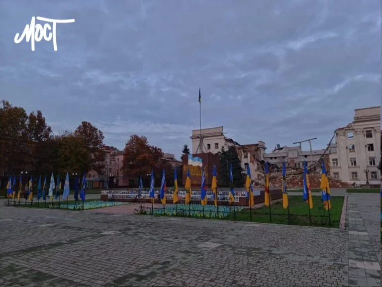 У Херсоні на площі Свободи з’явився новий напис до річниці звільнення міста (фото)