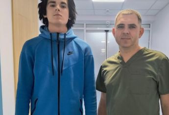 Хлопець, який намагався врятувати загиблу під час теракту поліціянтку з Херсонщини, був поранений