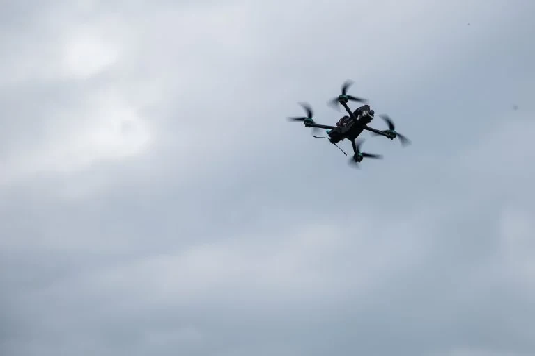 Окупанти атакували дроном автівку волонтерів на Херсонщині: двоє поранених