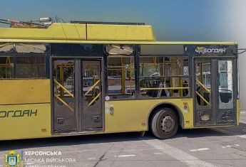 У Херсоні російський дрон скинув вибухівку на тролейбус