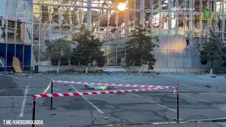 Росіяни знищили торговельний центр у Центральному районі Херсона