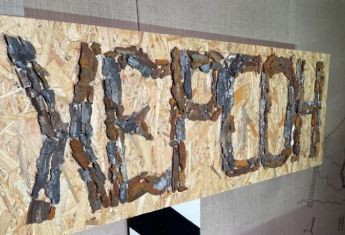 «Експонати буквально прилітають на вулиці Херсона»: в краєзнавчому музеї створили виставку інсталяцій із фрагментів зброї