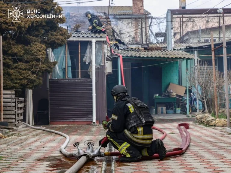 Російські військові вдарили “Молнією” по житловому будинку в Херсоні (фото)