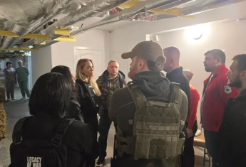 "Вона серйозно ризикує": нове фото Джолі у Херсоні налякало її фанатів