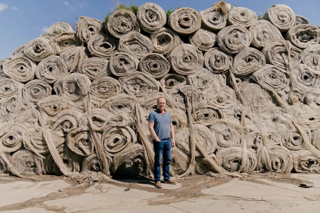 Арно Клейбрук на фоні сіток для вирощування тюльпанів