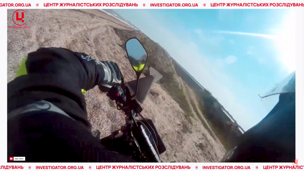 Ймовірно, через цей  епізод байкер з Генічеська потрапив під “шмон” військових РФ на Арабатській стрілці. Грудень 2023 р. Джерело фото: YouTube. Колаж: investigator.org.ua