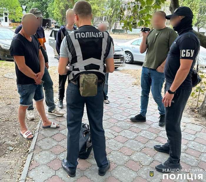 $4,5 тис. за зняття із військового обліку – миколаївські поліцейські затримали посередника та керівника одного з ТЦК Херсону на хабарі (ФОТО) 5