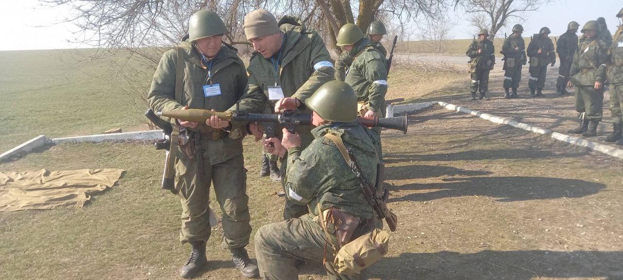 Російський військовий Сурен Мкртчян (в центрі) в окупованому Миловому. Фото_ myrotvorets.center