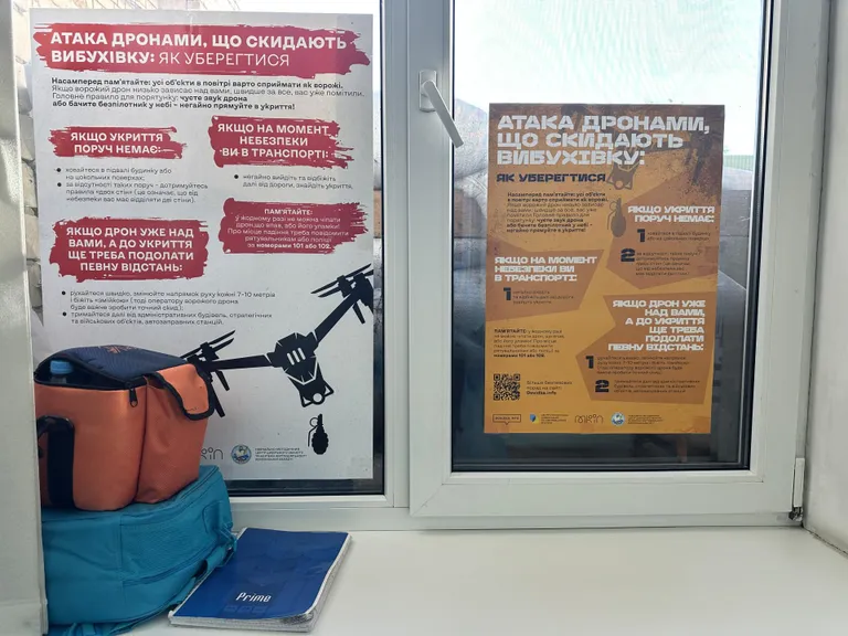 В Херсоне повсюду можно увидеть плакаты с предупреждениями об опасности дронов и инструкциями о том, как действовать, если в небе замечен вражеский беспилотник.