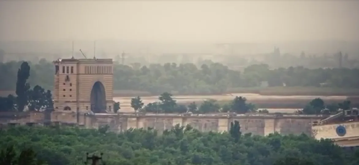 Руїни і мілина: який вигляд має Каховська ГЕС через три тижні після підриву росіянами. Відео