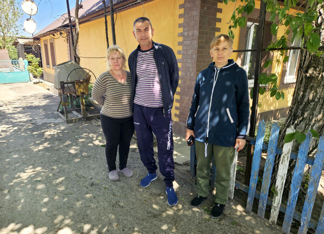 Фермер у Бекуті з дружиною, будинок відновлений і староста села