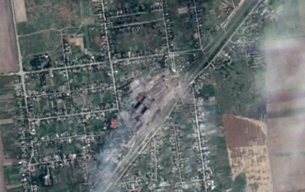 З’явилися супутникові знімки складу боєприпасів окупантів, знищеного в Херсонській області