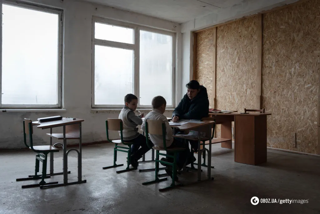 Гра у війну та холодні стіни: як навчаються діти у майже знищеному окупантами Високопіллі на Херсонщині. Фото